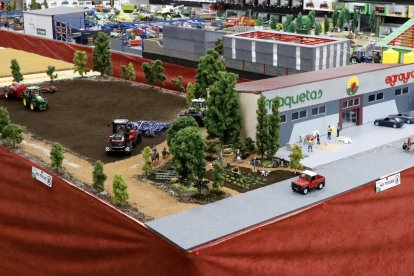 Una parte de la reconstrucción en escala de todas las actividades del campo leonés que se expone en Agrayra, en Valcabado del Páramo.