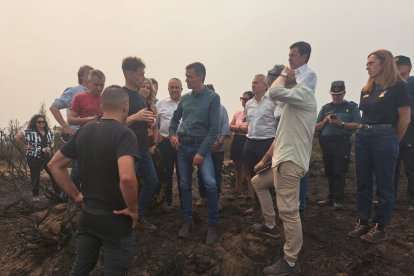 Mario Rivas junto a Pedro Sánchez el 17 de agosto pasado en Villablino.