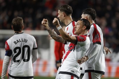 Los jugadores del Rayo Vallecano celebran la victoria.