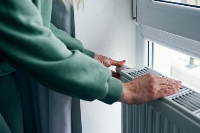 Ajustar el termostato por la noche puede evitar un sobrecoste de hasta 200 euros mensuales si se utilizan varios radiadores eléctricos.