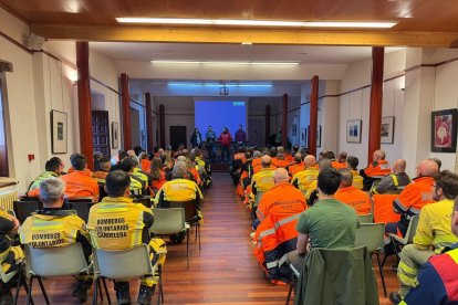 La Junta forma a más de 400 efectivos para reforzar la defensa frente a incendios en la interfaz urbano-forestal.