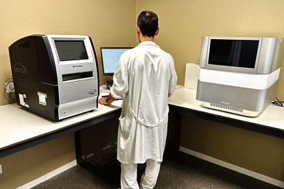 El secuenciador de última generación (derecha) ya funcionacon éxito en el Hospital de León.