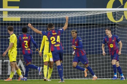 El delantero del Barça Lamine Yamal (2d) celebra tras anotar el segundo gol de su equipo este domingo, durante el partido de la jornada 17 de LaLiga EA Sports, que disputaron Villarreal CF y el FC Barcelona en el Estadio de la Cerámica. EFE/ Ana Escobar.
