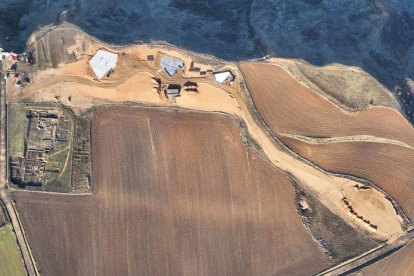 Vista aérea de los terrenos en los que se encuentra el yacimiento de Lancia y en la que se pueden observar las siluetas de los tres edificios con que contará el centro.