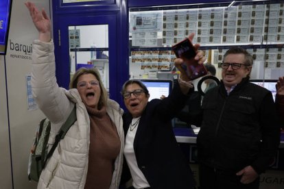 Administración de loterías del número 10 de la calle Barquillo, en Madrid, donde se ha vendido íntegramente el 70.048, el segundo premio del Sorteo Extraordinario de la Lotería de Navidad.