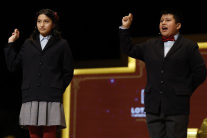 Aisha Solange y Gorka Calderón, cantan un cuarto premio, el 78.477, que ha sido agraciado con un cuarto premio en el Sorteo de la Lotería de Navidad y dotado con 200.000 euros a la serie (20.000 euros al décimo).