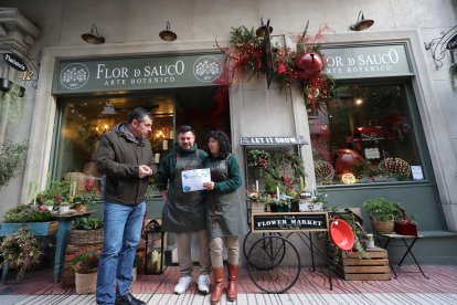 Morán junto a Flor de Sauco