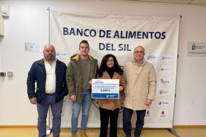 Juan Carlos González, miembro del Comité de Empresa de la fábrica de Toral; Rubén Abramo, presidente del Comité de Empresa; Esther Reyes, presidenta del Banco de Alimentos del Sil, y Jaime Santoalla, director de la fábrica.
