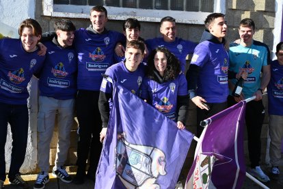 Agraciados del equipo La Bañeza Fútbol Club celebran el Gordo.-EFE/J.Casares.