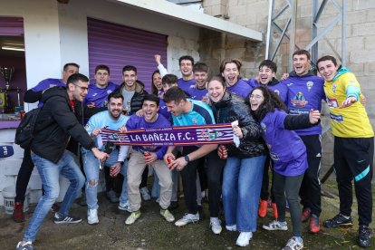 Los miembros de La Bañeza Fútbol Club festejan el premio Gordo, uno de los momentos de alegría que se han vivido este martes por toda la ciudad.