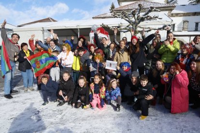 La comisión de fiestas y los vecinos de Villamanín se reunieron en la plaza del pueblo para celebrar la lluvia de euros que dejaron en la Montaña Central.