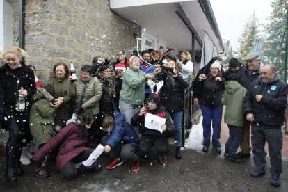 Los agraciados con el premio Gordo del Sorteo Extraordinario de Navidad festejan su suerte en Villablino.
