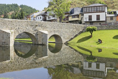 El puente romano de Molinaseca marca una de las entradas más emblemáticas del Camino de Santiago en la provincia de León.