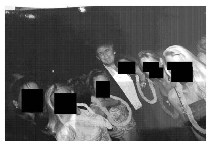 Trump, rodeado de mujeres, en una foto de los archivos de Epstein.