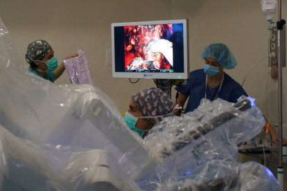 Operación de urología con el robot Da Vinci en el hospital El Bierzo de Ponferrada.