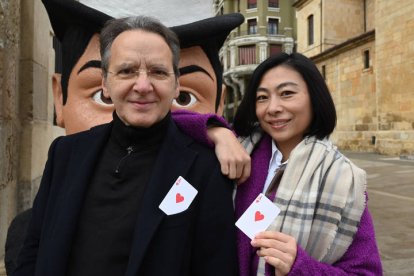 Los magos Violeta Zheng y Juan Mayoral, responsables del Festival Internacional León Vive la Magia, que comienza hoy