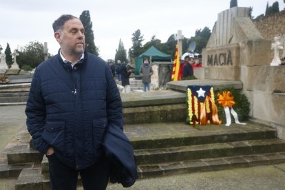 El presidente de ERC, Oriol Junqueras participa en la tradicional ofrenda a la tumba del expresidente de la Generalitat republicana Francesc Macià, fallecido el día de Navidad de 1933. EFE/Quique García.
