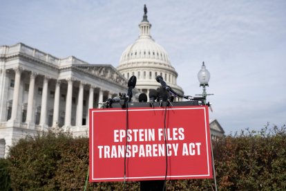 Fotografía de un cartel sobre el caso del pederasta Jeffrey Epstein. EFE/Luke Johnson.
