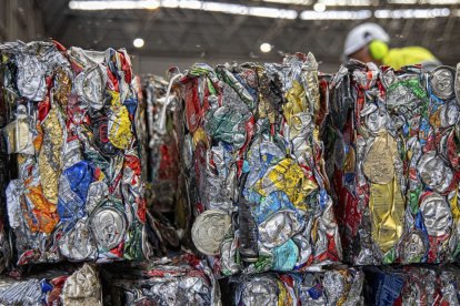 El convenio afecta a la totalidad de los residuos de envases recogidos separadamente en el contenedor amarillo.