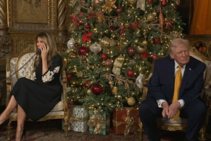 Trump y su esposa Melania responde a preguntas de ciudadanos, ayer.