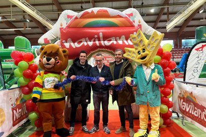 El edil Carlos Cortina, en el centro, corta la cinta de la inauguración de Naviland.
