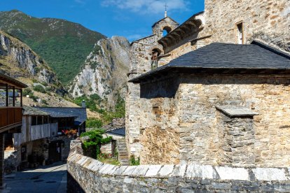 Peñalba de Santiago, enclavado entre montañas, es uno de los pueblos más bellos de España y un enclave clave del arte mozárabe en pleno corazón del Bierzo leonés.