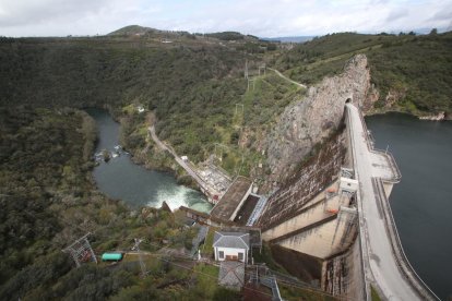Vista del embalse de Bárcena, en la parte que toca al municipio de Ponferrada, con importantes reservasd.
