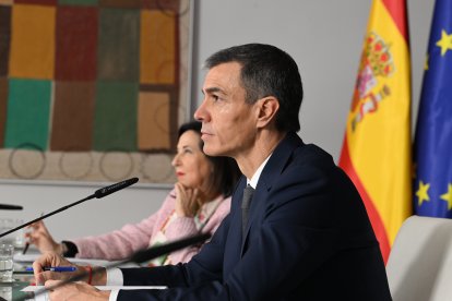 El presidente del Gobierno, Pedro Sánchez, y la ministra de Defensa, Margarita Robles, durante la tradicional videoconferencia con motivo de las fiestas navideñas con los militares españoles desplegados en misiones en el exterior.