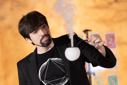 Nelo Maestre es licenciado en Ciencias Matemáticas y profesor, y lleva años recorriendo escenarios, aulas y teatros. A León trae ‘Incertidumbre’.