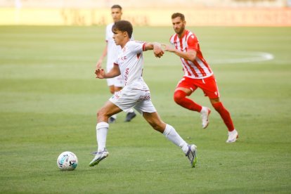 Juan Larios, con el balón en los pies durante el partido de Liga frente al Almería, disputado en el estadio Reino de León.