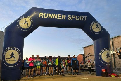 Momento de la salida de la categoría senior masculina y femenina de la San Silvestre.