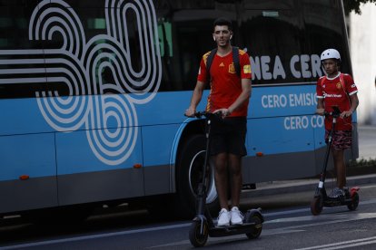 Dos personas circulan por Madrid en sus patinetes eléctricos. EFE/Mariscal.