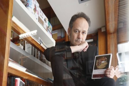 Héctor Escobar, en la Librería Universitaria.