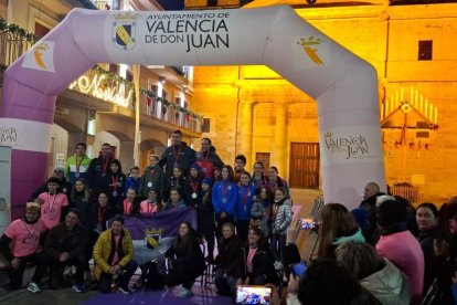 Foto de familia con los podios de la San Silvestre de Valencia de Don Juan.
