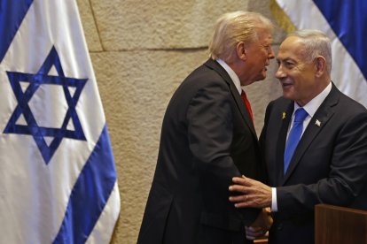 Foto de archivo del presidente de EE.UU., Donald Trump (L), y el primer ministro de Israel, Benjamin Netanyahu, en el parlamento israelí el 13 de octubre de 2025. El líder israelí viaja hacia EE.UU para reunirse con el mandatario estadounidense y hablar sobre su plan de paz para Gaza. EFE/EPA/JALAA MAREY / POOL
                       
                      //////////.