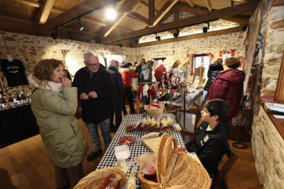 Numeroso público se acercó al mercadillo.