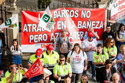 El cierre de la planta bañezana cayó como un jarro de agua fría en la población leonesa.
