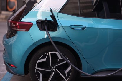 Archivo - Un coche recibe carburante, en una gasolinera.