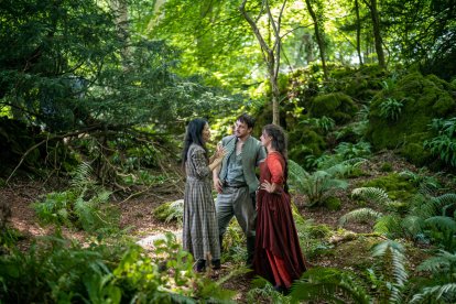 La directora Chloé Zhao en una momento del rodaje de "Hamnet", con los actores Jessie Buckley y Paul Mesca, en una imagen cedida por Focus Features. EFE// SOLO USO EDITORIAL//.