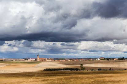 Grajal de Campos se alza en las llanuras de Tierra de Campos, una comarca histórica que fue el granero de España y hoy guarda uno de los enigmas arquitectónicos más singulares de León.