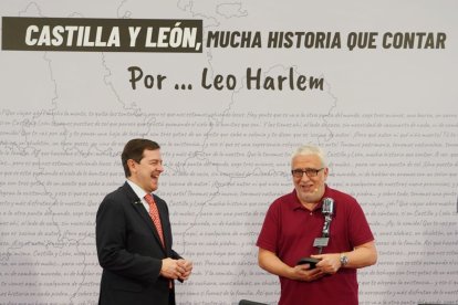 El presidente Mañueco, ayer, junto al cómico Leo Harlem.