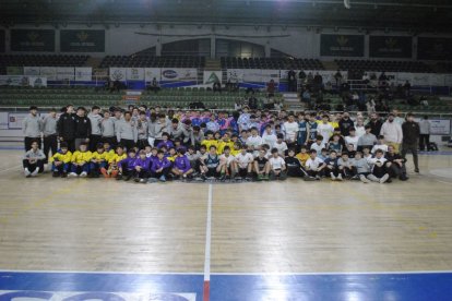 Foto de familia de los equipos ganadores del torneo.