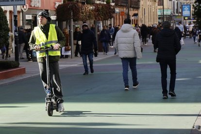 Un usuario de un patinete circula por Ordoño II. Desde mañana jueves estará prohibido hacerlo en esa calle.
