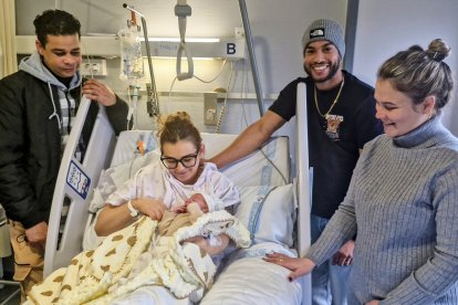 Foto de familia con el primer bebé nacido este año en el Hospital El Bierzo.