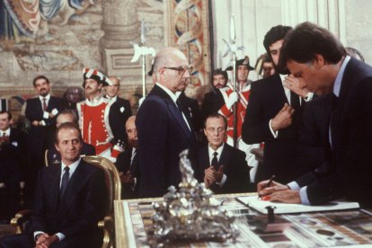 Felipe González y don Juan Carlos I el día de la adhesión de España a la CEE