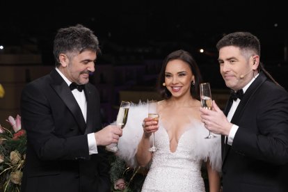 La cantante Chenoa y el dúo Estopa han presentado las campanadas en La 1. EFE/RTVE -SOLO USO EDITORIAL/SOLO DISPONIBLE PARA ILUSTRAR LA NOTICIA QUE ACOMPAÑA (CRÉDITO OBLIGATORIO)- NO VENTAS.