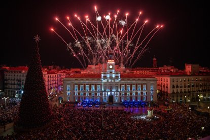 Fotografía que muestra fuegos artificiales durante la celebración de las Campanadas de Nochevieja este 2025.