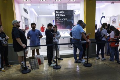 Colas para entrar en una tienda durante el Black Friday.