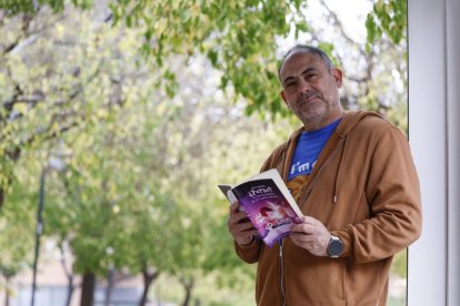 El profesor de Filosofía Enric Senabre, durante la entrevista con motivo de la publicación de su libro '¿Porno? Lo que la pantalla no te cuenta (del sexo).