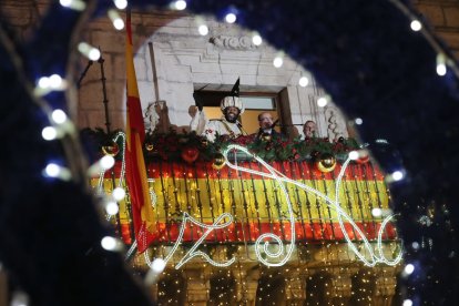 El Mago Chalupa y el alcalde de Ponferrada, en el balcón de la casa consistorial.